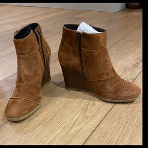 J crew women’s wedge ankle boot size 6.5 
Brown suede like material  cute!!